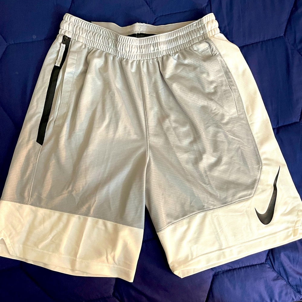 ‼️NWT‼️ Men’s Nike Basketball shorts. Size LARGE